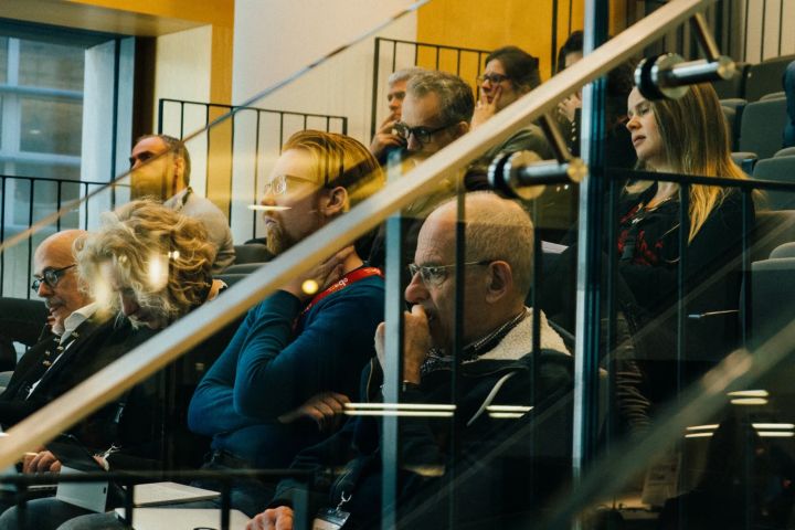 Bezoekers in de Forumzaal Bezoekers in de Forumzaal